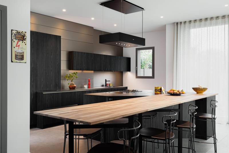 Artisan spécialisé en plans de travail en bois lamellé collé sur mesure pour cuisine moderne à Nantes