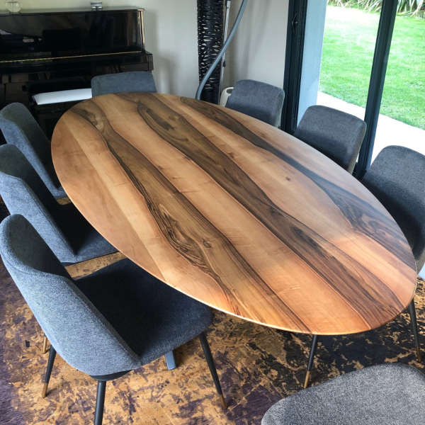 Table de salle à manger en noyer massif ovale