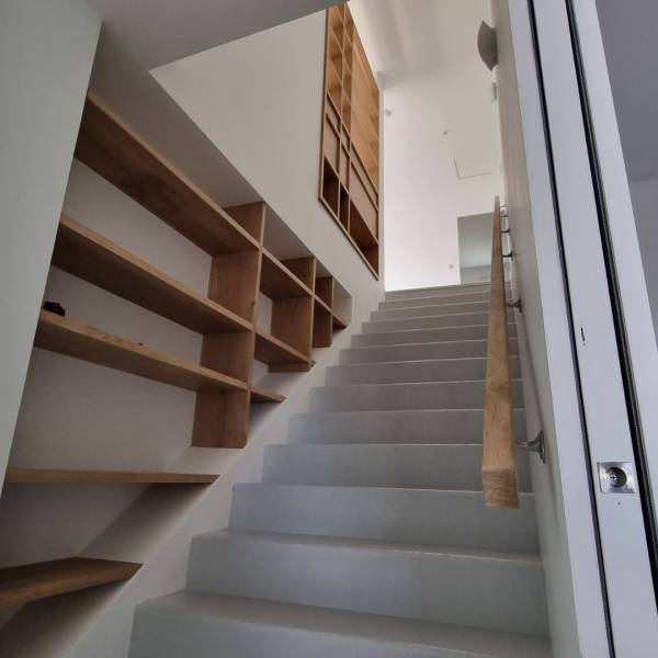 Agencement sous escalier sur mesure bois massif