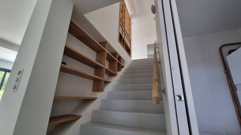 Etagère en bois massif encastrés dans un escalier 