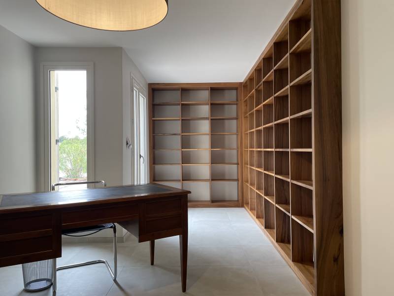 Bibliothèque en noyer massif sur mesure