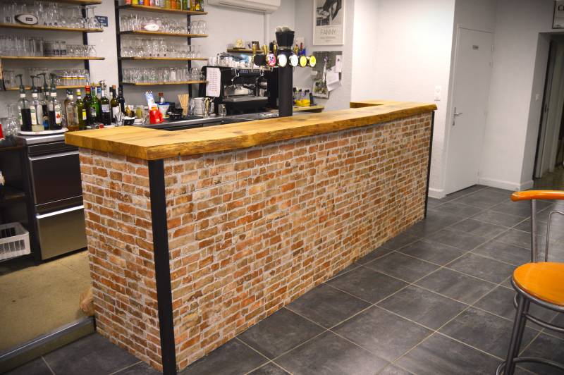 Fabrication de comptoir de bar sur-mesure à Albi : bois massif style industriel unique par Flip Design
