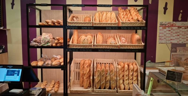 Fabrication sur mesure de meubles à pain en mélaminé et métal pour boulangerie artisanale dans les Vosges