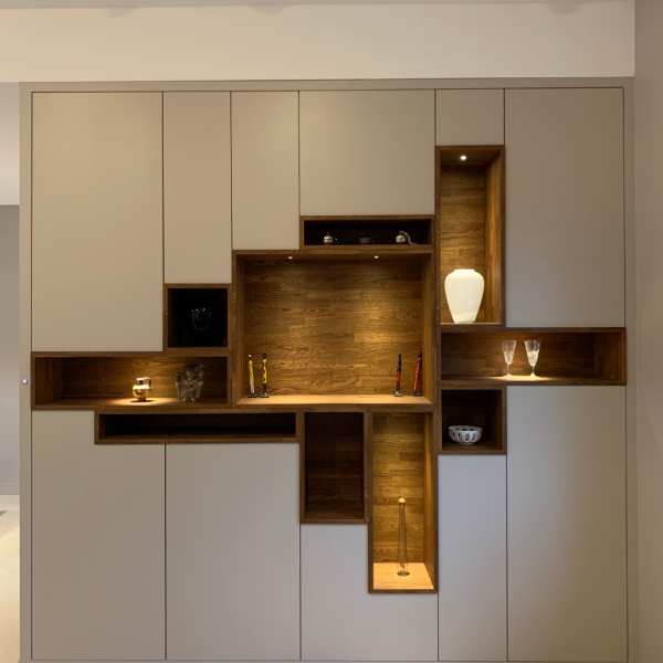 Niche en bois massif chêne teinté encastré dans un meuble